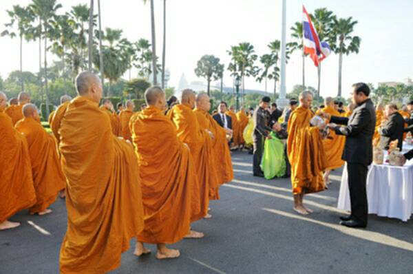นายกฯนำครม. คู่สมรส และข้าราชการทำบุญตักบาตรพระสงฆ์ เนื่องในพระราชพิธีทรงบำเพ็ญพระราชกุศลสตมวารครบ 100 วัน นายกฯนำครม. คู่สมรส และข้าราชการทำบุญตักบาตรพระสงฆ์ เนื่องในพระราชพิธีทรงบำเพ็ญพระราชกุศลสตมวารครบ 100 วัน