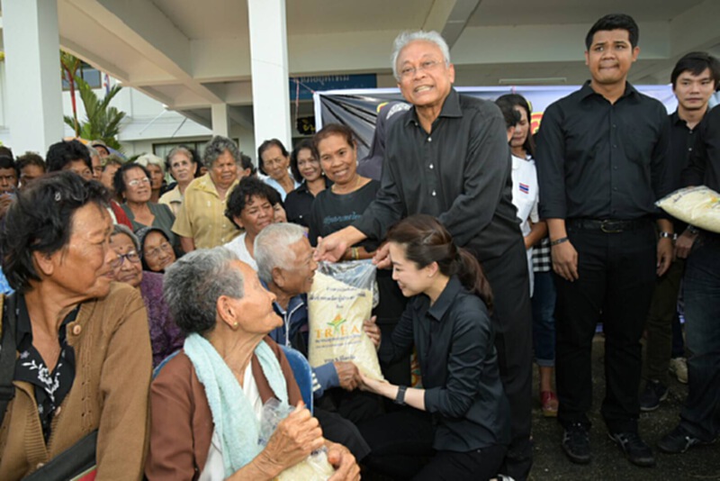 "สุเทพ"มอบข้าวสารช่วยผู้ประสบภัยน้ำท่วมนครศรีธรรมราช "สุเทพ"มอบข้าวสารช่วยผู้ประสบภัยน้ำท่วมนครศรีธรรมราช