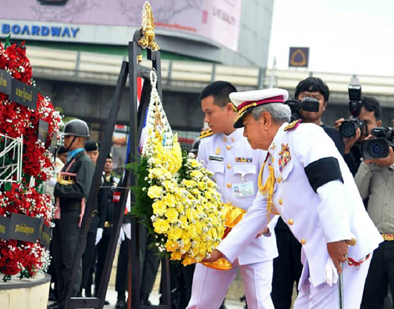 โปรดเกล้าฯ ‘พล.อ.สุรยุทธ์’วางพวงมาลาเนื่องในวันทหารผ่านศึก โปรดเกล้าฯ ‘พล.อ.สุรยุทธ์’วางพวงมาลาเนื่องในวันทหารผ่านศึก