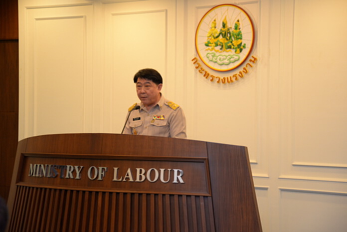 “บิ๊กบี้” ปัดเอื้อประโยชน์นายทุน ชี้รัฐหนุนคนไทยทำงาน ก่อนนำเข้าต่างด้าวทดแทน “บิ๊กบี้” ปัดเอื้อประโยชน์นายทุน ชี้รัฐหนุนคนไทยทำงาน ก่อนนำเข้าต่างด้าวทดแทน