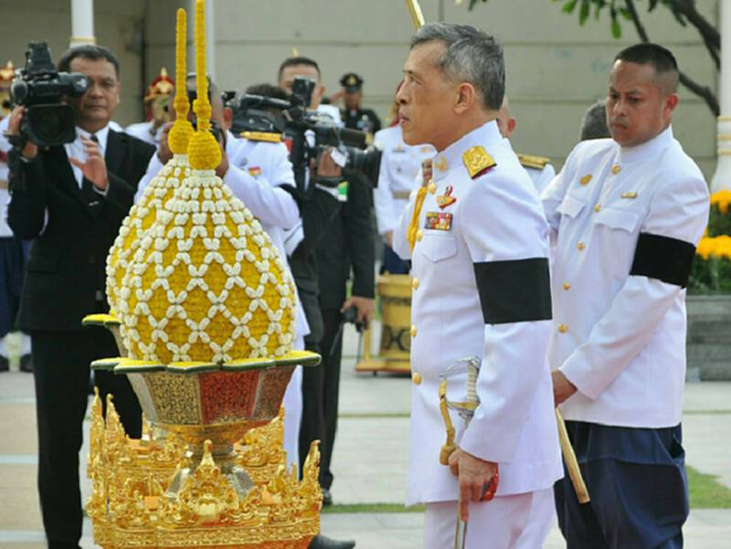 ในหลวงทรงวางพุ่มดอกไม้เนื่องในวันจักรี ในหลวงทรงวางพุ่มดอกไม้เนื่องในวันจักรี