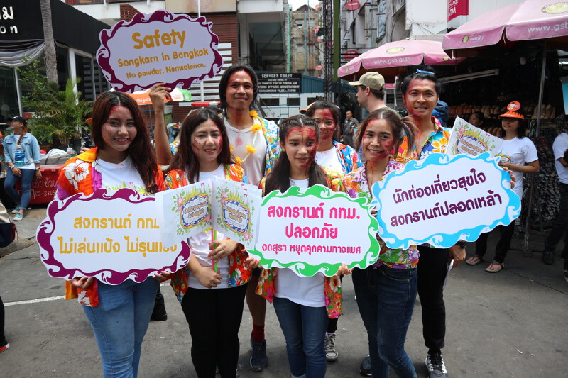 กทม.-พม.-สคล. ลงพื้นที่ถนนข้าวสาร ชวนนักท่องเที่ยวไทย-ต่างชาติเล่นสงกรานต์ปลอดภัย 