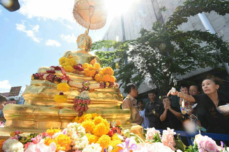 กทม.อัญเชิญพระพุทธสิหิงค์ออกมาให้ประชาชนสรงน้ำช่วงเทศกาลสงกรานต์ กทม.อัญเชิญพระพุทธสิหิงค์ออกมาให้ประชาชนสรงน้ำช่วงเทศกาลสงกรานต์