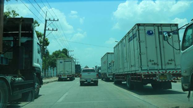 ชาวแม่สอดเซ็ง ไฟแดงหน้าสนามบินทำรถติดยาว ชาวแม่สอดเซ็ง ไฟแดงหน้าสนามบินทำรถติดยาว