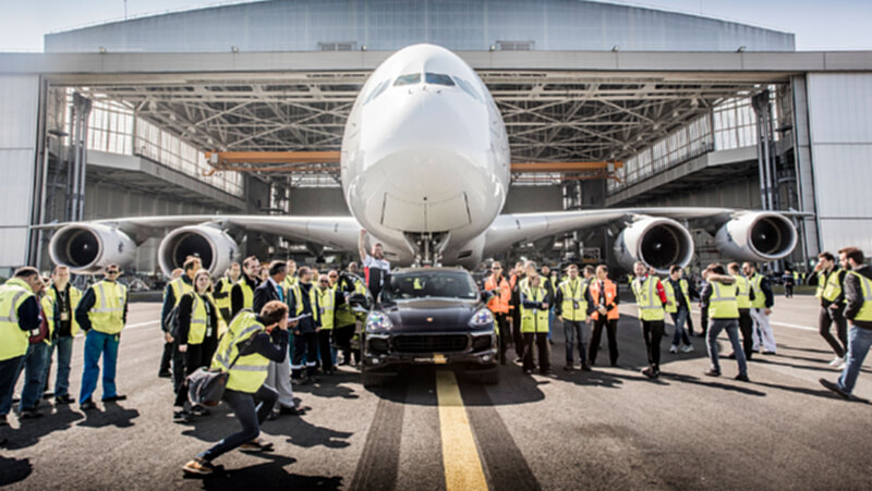 พลังเหลือ! ปอร์เช่ คาเยนน์โชว์ลาก“แอร์บัส A380” บันทึกสถิติโลก พลังเหลือ! ปอร์เช่ คาเยนน์โชว์ลาก“แอร์บัส A380” บันทึกสถิติโลก