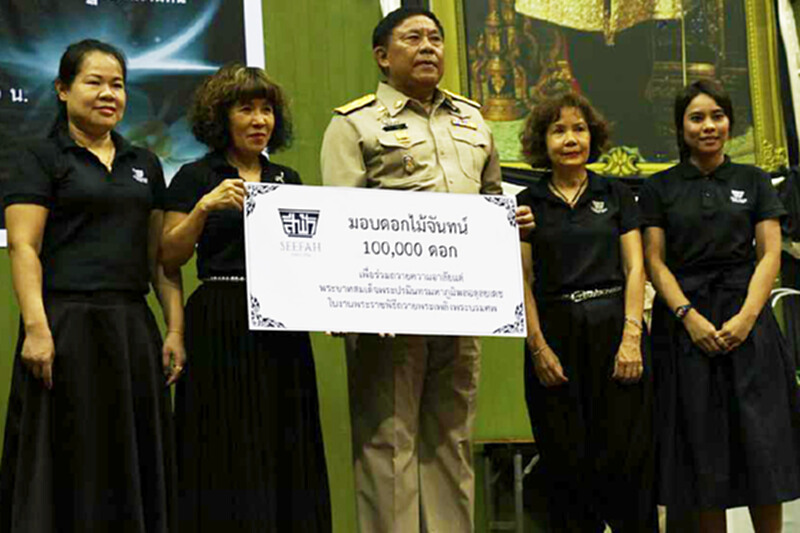 สีฟ้าร่วมจิตอาสาประดิษฐ์ดอกไม้จันทน์ สีฟ้าร่วมจิตอาสาประดิษฐ์ดอกไม้จันทน์