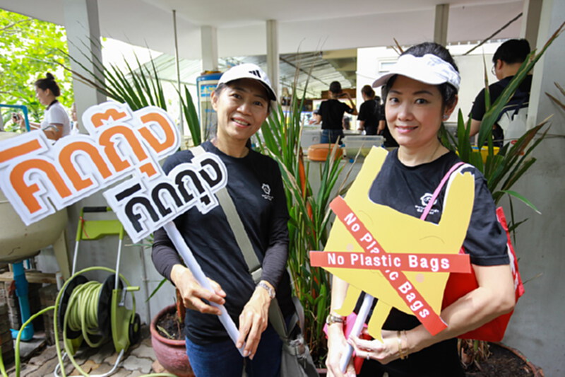 พนักงานจิตอาสา ซีพี ออลล์ รวมพลังชวนคนไทยลดใช้ถุงพลาสติก พนักงานจิตอาสา ซีพี ออลล์ รวมพลังชวนคนไทยลดใช้ถุงพลาสติก