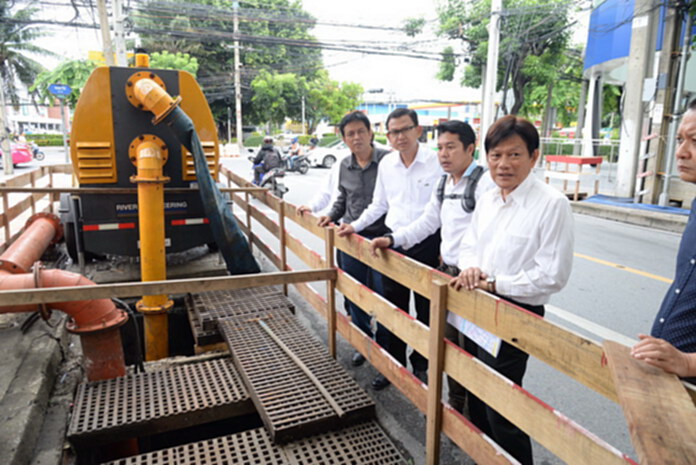 กทม.ลงพื้นที่ติดตามการติดตั้งเครื่องสูบน้ำแก้ไขปัญหาน้ำเร่งระบาย กทม.ลงพื้นที่ติดตามการติดตั้งเครื่องสูบน้ำแก้ไขปัญหาน้ำเร่งระบาย