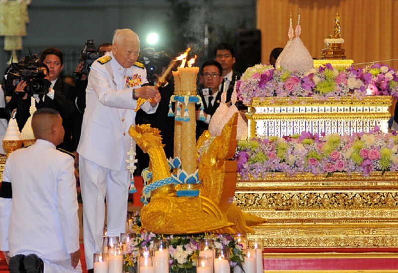 สมเด็จพระเจ้าอยู่หัว โปรดเกล้าฯ พล.อ.เปรม บำเพ็ญพิธีมหามงคลอุทิศเป็นพระราชกุศล ร.8-ร.9 สมเด็จพระเจ้าอยู่หัว โปรดเกล้าฯ พล.อ.เปรม บำเพ็ญพิธีมหามงคลอุทิศเป็นพระราชกุศล ร.8-ร.9
