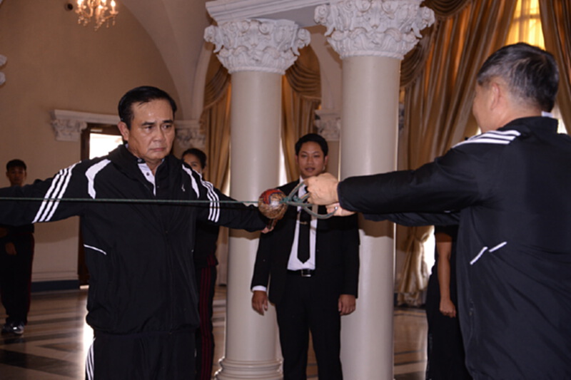 "บิ๊กตู่"โชว์ลีลา กะลาสามัคคี "บิ๊กตู่"โชว์ลีลา กะลาสามัคคี