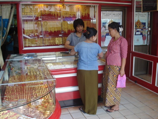 ราคายางร่วงทำร้านทองระนองซบเซาหนัก ราคายางร่วงทำร้านทองระนองซบเซาหนัก