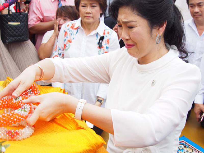 "ยิ่งลักษณ์"ทำบุญวันเกิดครบรอบ 50 ปี "ยิ่งลักษณ์"ทำบุญวันเกิดครบรอบ 50 ปี