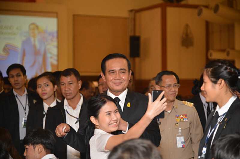 "บิ๊กตู่อ้อน" รักผมน้อยๆ แต่รักนานๆ "บิ๊กตู่อ้อน" รักผมน้อยๆ แต่รักนานๆ