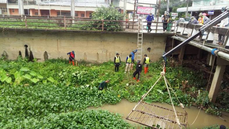 เทศบาลแม่สอดกำจัดผักตบป้องกันน้ำท่วม