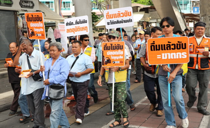 เผยคนไทยเสียชีวิตบทท้องถนน 1.5 หมื่นคนต่อปี 1 ใน 4 มีแอลกอฮอล์เข้าไปเกี่ยวข้อง เผยคนไทยเสียชีวิตบทท้องถนน 1.5 หมื่นคนต่อปี 1 ใน 4 มีแอลกอฮอล์เข้าไปเกี่ยวข้อง