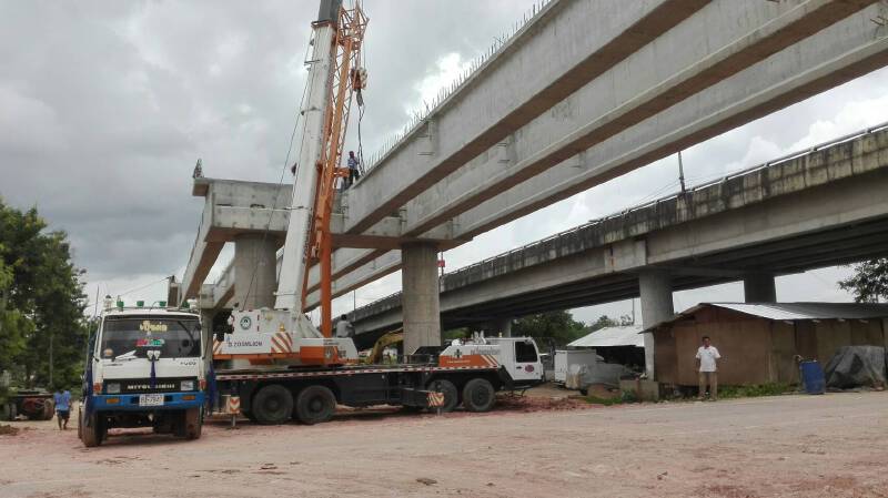 สะพานข้ามทางรถไฟเข้าสนามบินสุราษฎร์ใกล้เสร็จชี้ช่วยลดปัญหาจราจร