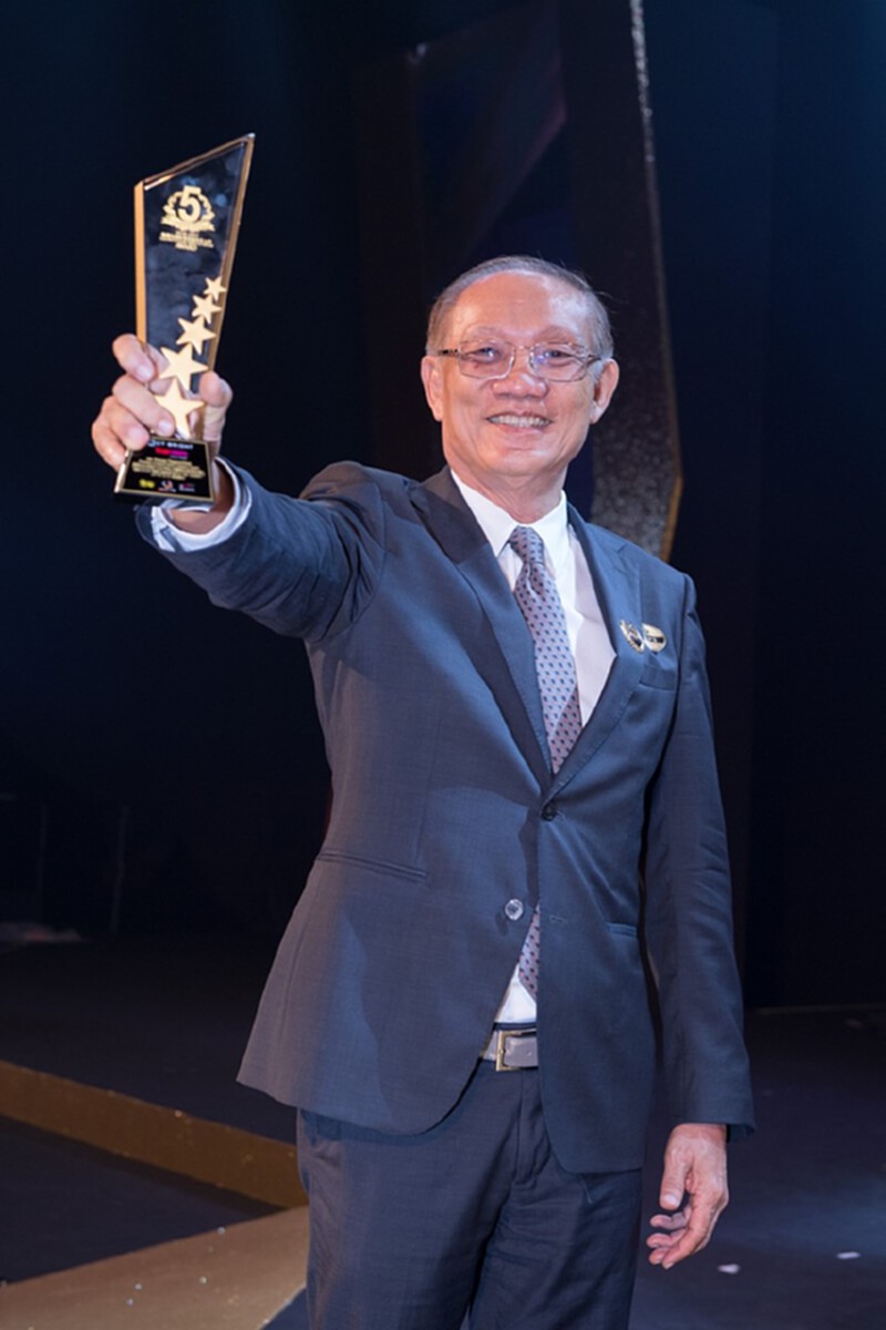 ประทีปคว้ารางวัล Thailand Headlines Person of The Year Awards 2016-2017 ประทีปคว้ารางวัล Thailand Headlines Person of The Year Awards 2016-2017