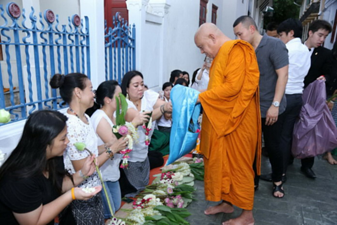 หยุดยาววันพระใหญ่ คนไทยเข้าวัด 1.17 ล้านคน สะพัด 7 พันล้าน หยุดยาววันพระใหญ่ คนไทยเข้าวัด 1.17 ล้านคน สะพัด 7 พันล้าน