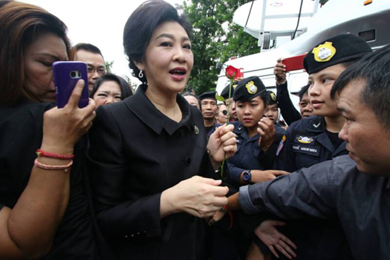 “ยิ่งลักษณ์”งดให้สัมภาษณ์ เวลาไม่พอ ขอบคุณมวลชนที่มาให้กำลังใจ “ยิ่งลักษณ์”งดให้สัมภาษณ์ เวลาไม่พอ ขอบคุณมวลชนที่มาให้กำลังใจ