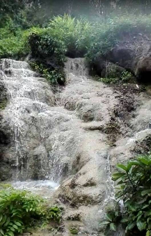 นักท่องเที่ยวแห่ชมน้ำตกริมถนนท่าสองยาง