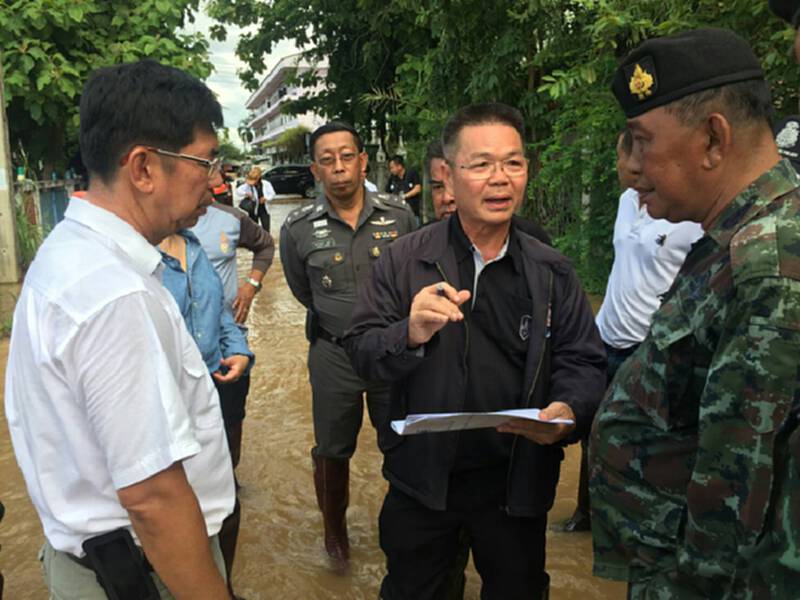 รองอธิบดีกรมโยธารุดลงพื้นที่แก้ปัญหาน้ำท่วมสุโขทัย รองอธิบดีกรมโยธารุดลงพื้นที่แก้ปัญหาน้ำท่วมสุโขทัย