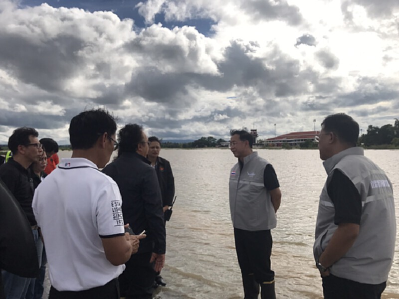 ทล.เร่งตรวจสอบความแข็งแรงสนามบินทั้งนำรถขนส่งช่วยประชาชนสกลนคร ทล.เร่งตรวจสอบความแข็งแรงสนามบินทั้งนำรถขนส่งช่วยประชาชนสกลนคร