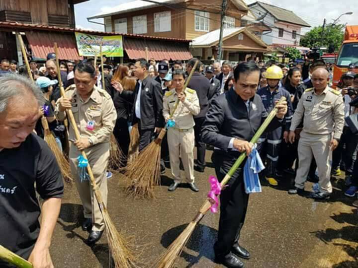 บิ๊กตู่ ฉีดน้ำ "ย้อมบ้าน ล้างเมือง"สกลนคร ยันรัฐบาลไม่ทิ้งคนจน บิ๊กตู่ ฉีดน้ำ "ย้อมบ้าน ล้างเมือง"สกลนคร ยันรัฐบาลไม่ทิ้งคนจน