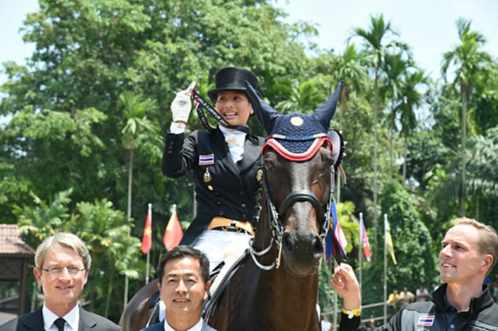 ผบ.ทบ.มอบรางวัลทหารกองทัพบกที่ร่วมแข่งซีเกมส์ ชู "พระองค์หญิง" เป็นต้นแบบนักกีฬาไทย ผบ.ทบ.มอบรางวัลทหารกองทัพบกที่ร่วมแข่งซีเกมส์ ชู "พระองค์หญิง" เป็นต้นแบบนักกีฬาไทย