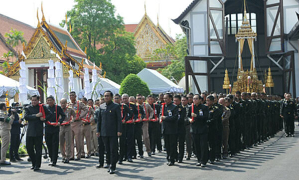 นายกฯ-ครม.ถือมหัทธโนฤกษ์ ฉุดชักอัญเชิญพระมหาพิชัยราชรถ นายกฯ-ครม.ถือมหัทธโนฤกษ์ ฉุดชักอัญเชิญพระมหาพิชัยราชรถ