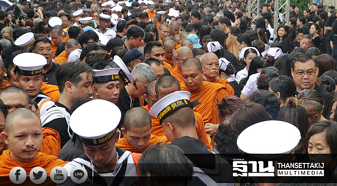 ประชาชนร่วมถวายความอาลัยครบรอบ 1 ปี วันสวรรคต รัชกาลที่ 9 ที่โรงพยาบาลศิริราช(ประมวลภาพ) ประชาชนร่วมถวายความอาลัยครบรอบ 1 ปี วันสวรรคต รัชกาลที่ 9 ที่โรงพยาบาลศิริราช(ประมวลภาพ)