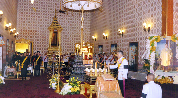 สมเด็จพระเจ้าอยู่หัว ทรงบำเพ็ญพระราชกุศลครบรอบ 1 ปี วันสวรรคต รัชกาลที่ 9 สมเด็จพระเจ้าอยู่หัว ทรงบำเพ็ญพระราชกุศลครบรอบ 1 ปี วันสวรรคต รัชกาลที่ 9