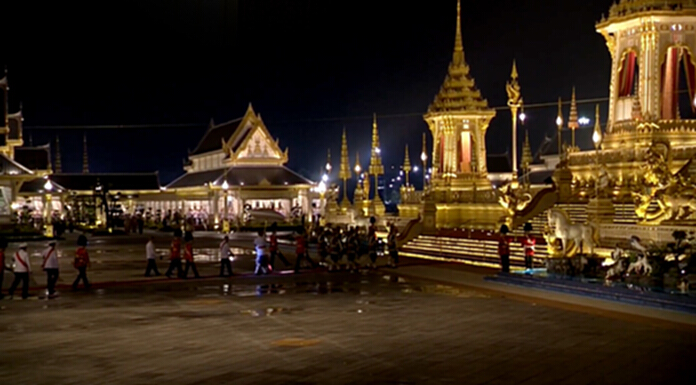 สมเด็จพระเจ้าอยู่หัว ถวายพระเพลิงพระบรมศพ ‘ร.๙’ สมเด็จพระเจ้าอยู่หัว ถวายพระเพลิงพระบรมศพ ‘ร.๙’