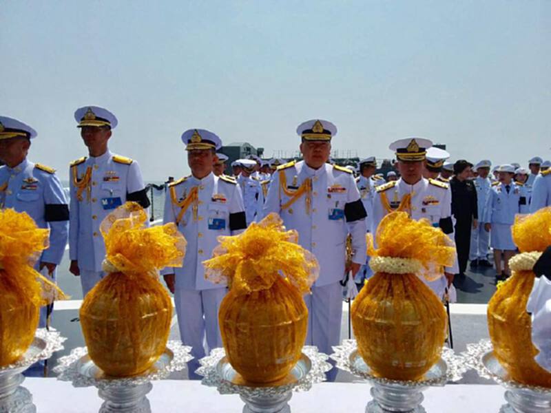 สมพระเกียรติ ‘กทม.-ทร.’ จัดเรือหลวงสีชัง นำลุ้งเถ้าดอกไม้จันทน์ ลอยทะเลอ่าวไทย สมพระเกียรติ ‘กทม.-ทร.’ จัดเรือหลวงสีชัง นำลุ้งเถ้าดอกไม้จันทน์ ลอยทะเลอ่าวไทย
