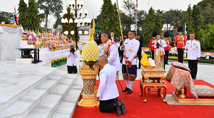 สมเด็จพระเจ้าอยู่หัว เสด็จพระราชดำเนินทรงวางพานพุ่มพระบรมราชานุสาวรีย์ ร.7