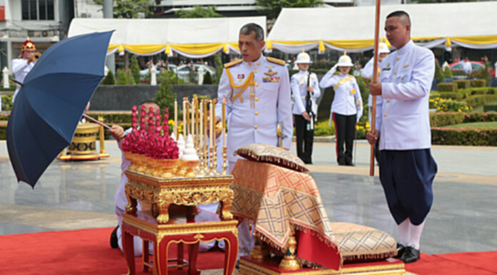 ร.10 เสด็จฯถวายราชสักการะพระบรมราชานุสาวรีย์สมเด็จพระเจ้าตากสินมหาราช ร.10 เสด็จฯถวายราชสักการะพระบรมราชานุสาวรีย์สมเด็จพระเจ้าตากสินมหาราช