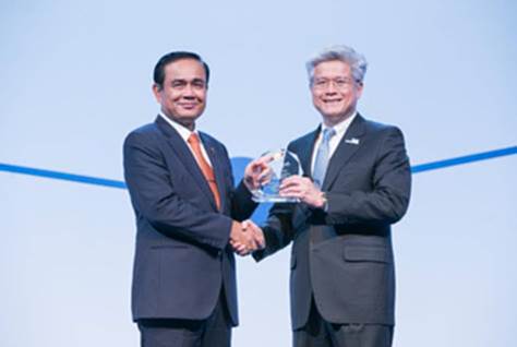 กลุ่มทรู รับโล่ จาก พลเอกประยุทธ์ จันทร์โอชา นายกรัฐมนตรี กลุ่มทรู รับโล่ จาก พลเอกประยุทธ์ จันทร์โอชา นายกรัฐมนตรี