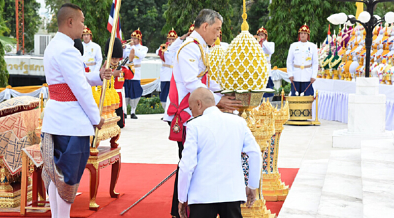 สมเด็จพระเจ้าอยู่หัว เสด็จฯ ประกอบพระราชพิธี เนื่องในวันรัฐธรรมนูญ สมเด็จพระเจ้าอยู่หัว เสด็จฯ ประกอบพระราชพิธี เนื่องในวันรัฐธรรมนูญ