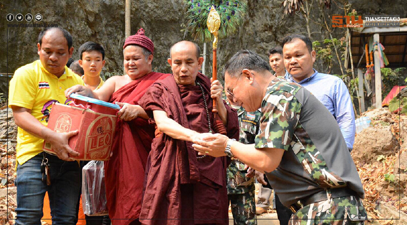 ครูบาบุญชุ่ม บุกถ้ำหลวง ให้กำลังใจหน่วยซีล