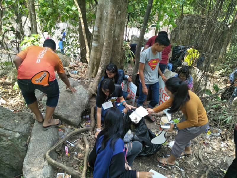 ปรบมือรัวๆ เยาวชนภาคใต้ขอทำดี เก็บขยะเกลื่อนน้ำตกหลังสงกรานต์ ปรบมือรัวๆ เยาวชนภาคใต้ขอทำดี เก็บขยะเกลื่อนน้ำตกหลังสงกรานต์