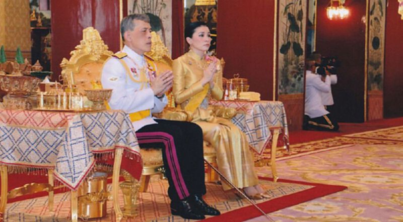 สมเด็จพระเจ้าอยู่หัวเสด็จฯทรงนมัสการพระพุทธมหามณีรัตนปฏิมากรและถวายบังคมพระบรมอัฐิ สมเด็จพระเจ้าอยู่หัวเสด็จฯทรงนมัสการพระพุทธมหามณีรัตนปฏิมากรและถวายบังคมพระบรมอัฐิ