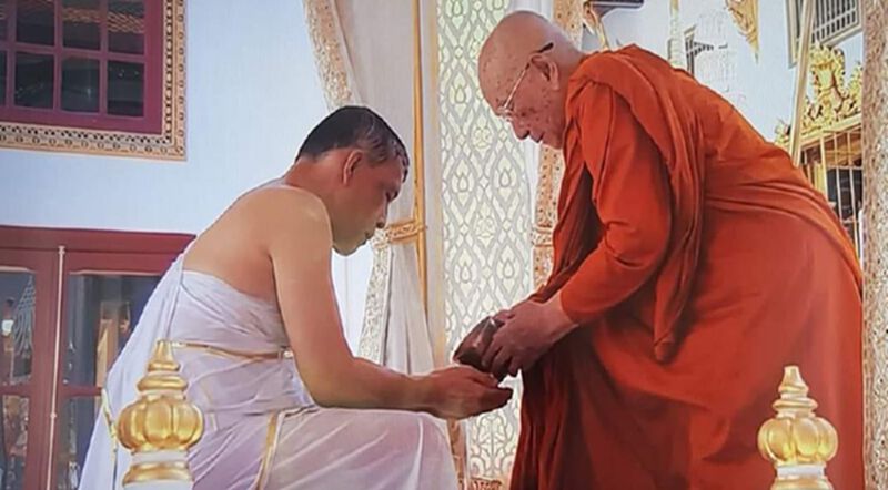 สมเด็จพระเจ้าอยู่หัวทรงสรงพระมุรธาภิเษก สมเด็จพระเจ้าอยู่หัวทรงสรงพระมุรธาภิเษก