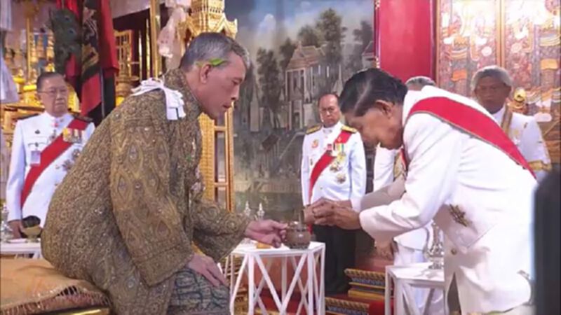 สมเด็จพระเจ้าอยู่หัวทรงรับน้ำอภิเษก 8 ทิศ สมเด็จพระเจ้าอยู่หัวทรงรับน้ำอภิเษก 8 ทิศ