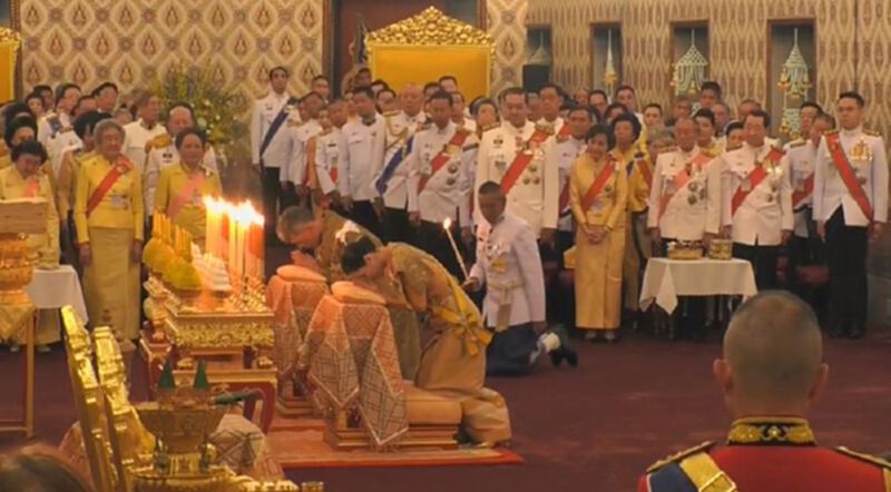 พระบาทสมเด็จพระเจ้าอยู่หัวทรงกราบ ๒๒ พระโกศพระบรมอัฐิและพระอัฐิพระบรมราชบุพการี พระบาทสมเด็จพระเจ้าอยู่หัวทรงกราบ ๒๒ พระโกศพระบรมอัฐิและพระอัฐิพระบรมราชบุพการี