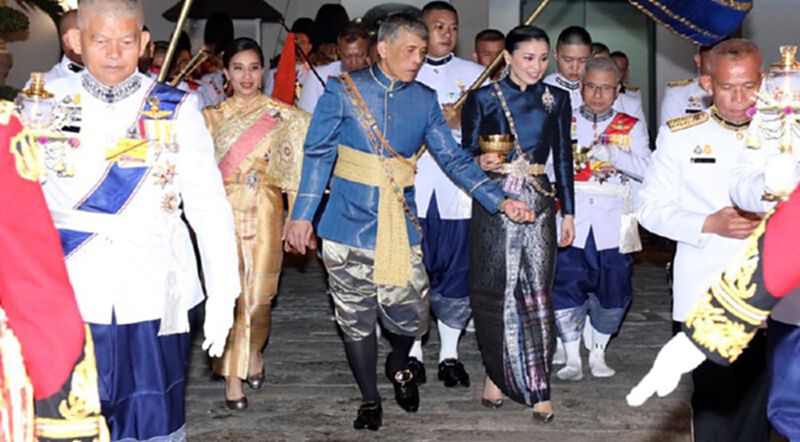 พระบาทสมเด็จพระเจ้าอยู่หัว ทรงประกอบพระราชพิธีเฉลิมพระราชมณเฑียร บรรทมเหนือพระแท่นราชบรรจถรณ์ พระบาทสมเด็จพระเจ้าอยู่หัว ทรงประกอบพระราชพิธีเฉลิมพระราชมณเฑียร บรรทมเหนือพระแท่นราชบรรจถรณ์