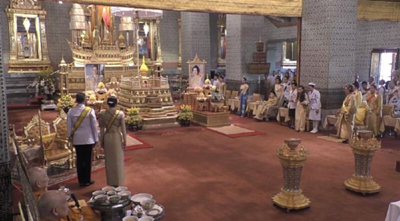 พระบาทสมเด็จพระเจ้าอยู่หัวทรงประกอบพระราชพิธีเฉลิมพระปรมาภิไธย พระนามาภิไธย และสถาปนาพระฐานันดรศักดิ์พระบรมวงศ์ พระบาทสมเด็จพระเจ้าอยู่หัวทรงประกอบพระราชพิธีเฉลิมพระปรมาภิไธย พระนามาภิไธย และสถาปนาพระฐานันดรศักดิ์พระบรมวงศ์