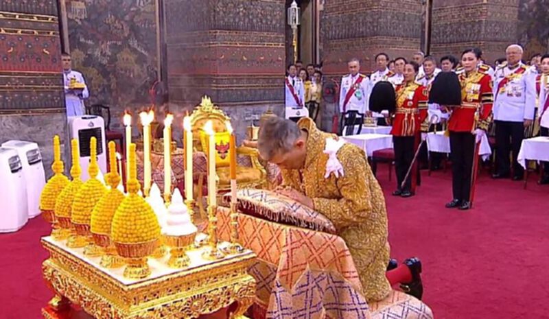 พระบาทสมเด็จพระเจ้าอยู่หัว ถวายราชสักการะพระบรมราชสรีรางคาร รัชกาลที่1 วัดพระเชตุพนฯ พระบาทสมเด็จพระเจ้าอยู่หัว ถวายราชสักการะพระบรมราชสรีรางคาร รัชกาลที่1 วัดพระเชตุพนฯ