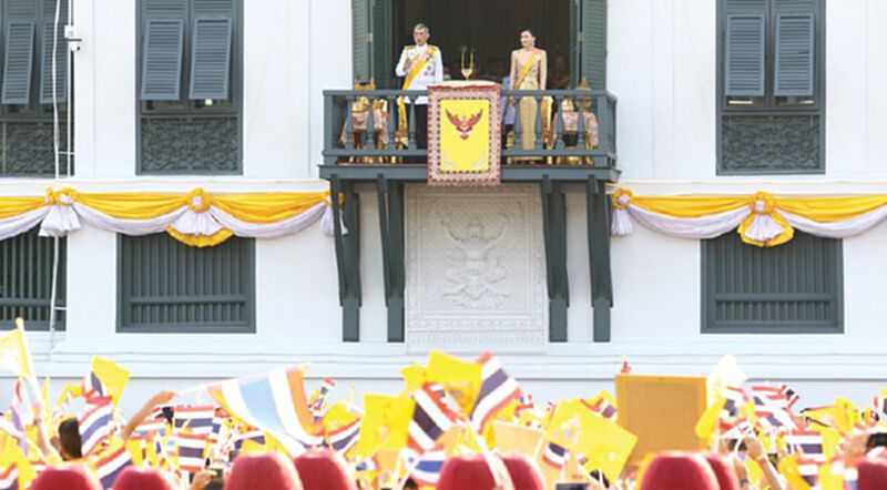 "ทรงพระเจริญ" กึกก้อง พระเจ้าอยู่หัว-พระราชินี เสด็จออกสีหบัญชร "ทรงพระเจริญ" กึกก้อง พระเจ้าอยู่หัว-พระราชินี เสด็จออกสีหบัญชร