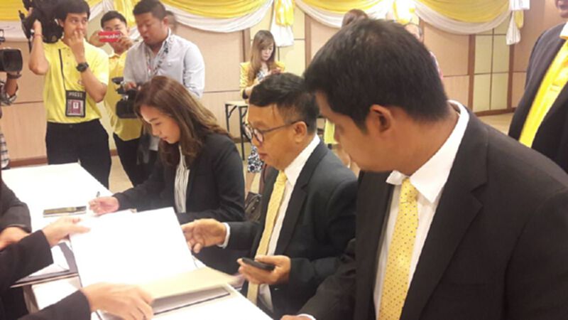 ส.ส.แห่รับใบรับรองแล้ว 88 คน ส.ส.แห่รับใบรับรองแล้ว 88 คน