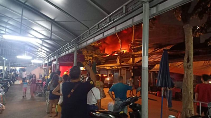 ด่วน!! ไฟไหม้ร้านค้าในจตุจักร เร่งระดมรถดับเพลิงเข้าพื้นที่ ด่วน!! ไฟไหม้ร้านค้าในจตุจักร เร่งระดมรถดับเพลิงเข้าพื้นที่