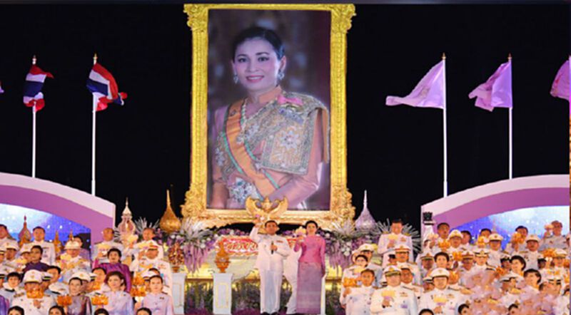 นายกฯนำจุดเทียนชัยถวายพระพร "พระบรมราชินี" นายกฯนำจุดเทียนชัยถวายพระพร "พระบรมราชินี"